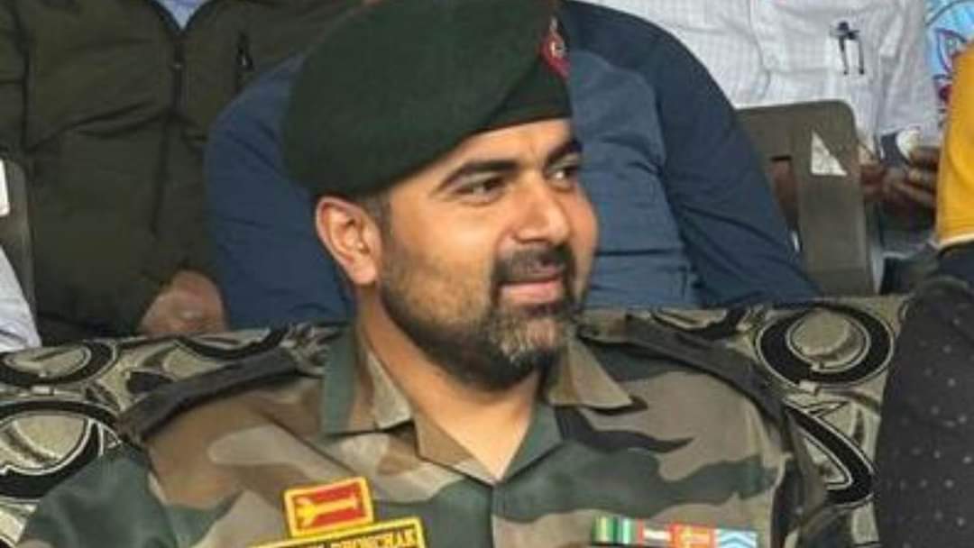 JATs_Land's tweet image. Chandigarh के कर्नल मनप्रीत सिंह, 
हमारे भाई बिंजोल गांव, पानीपत से मेजर आशीष धौंचक (जाट) 
और J&amp;amp;K पुलिस के DSP अनंतनाग में आतंकवादियों से लड़ते हुए देश के लिए शहीद हो गए

श्रद्धांजलि 💐💐🙏🏼🙏🏼🇮🇳

#IndianArmy #ColonelManpreetSingh #MajorAshishDhonchak #Jat 
#Anantnag