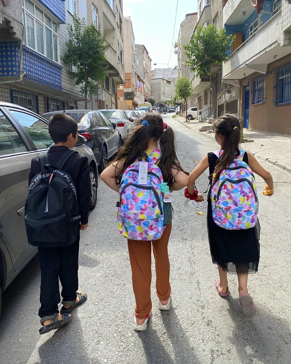 Bu yıl da desteklerinizle İstanbul'un onlarca semtinden yüzlerce çocuğumuz okuluna içi kırtasiye malzemeleriyle dolu rengarenk çantalarıyla başladı. 🎀🎊
