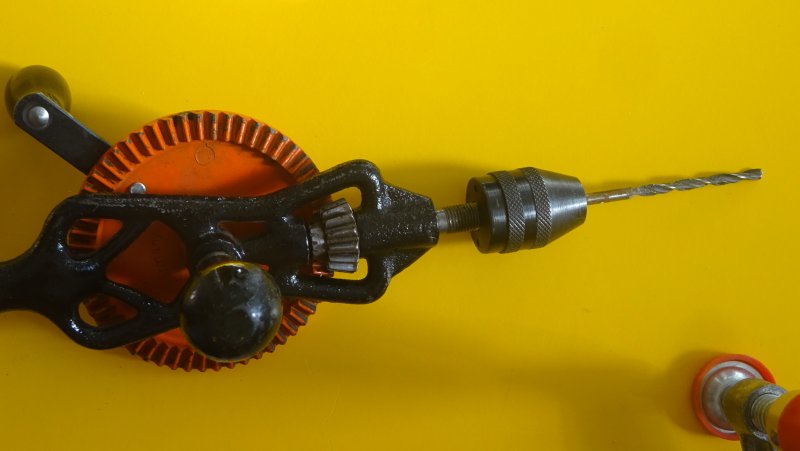 Bewegliche Teile der alten Handbohrmaschine gereinigt und nun kann ich manche kleine Bohrung wieder stromlos durchführen.