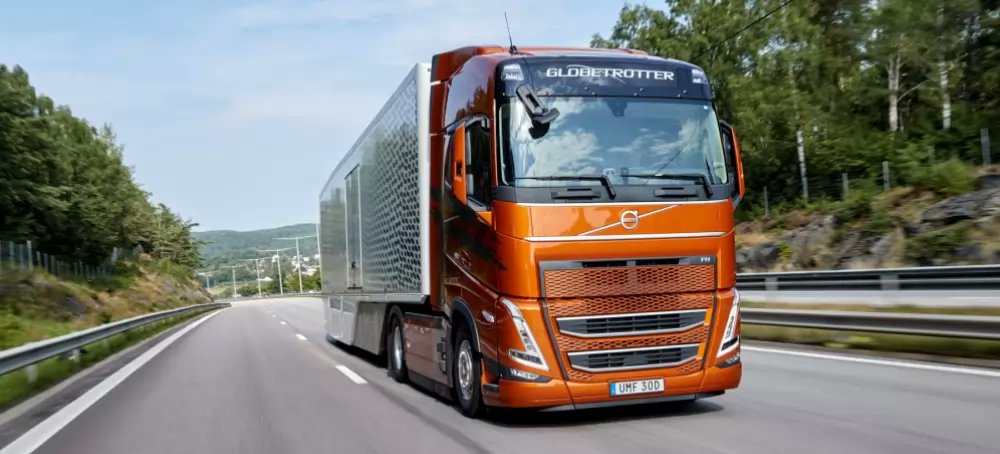 VolvoTrucks_es's tweet photo. En una reciente prueba realizada por la revista @Transporte3 , el #VolvoFH 460 CV #ISave demostró ser una solución aún más perfecta en el mundo del transporte.
Combina 💪 potencia con eficiencia y ahorro de combustible ⛽.
👉 https://t.co/RosKgRBGhG
#VolvoFH #ISave #Eficiencia https://t.co/3JqtrHFHHy