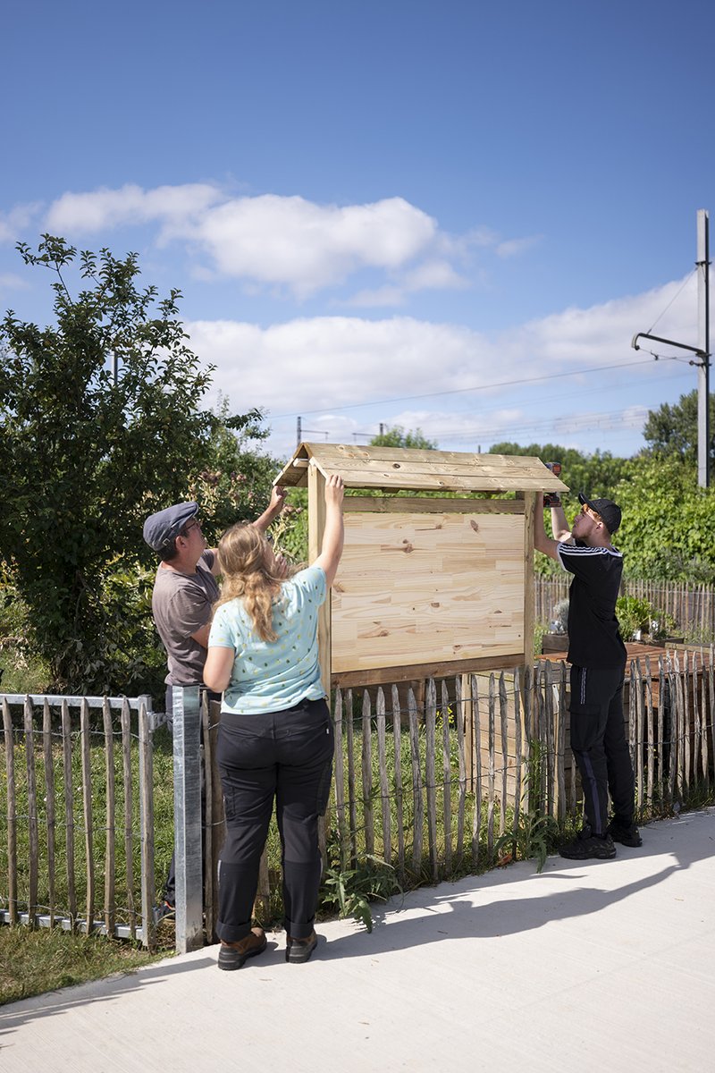 clairsienne's tweet image. [#JeudiPhoto 📷 | #Chantier #participatif]
🛠️ #Construction et installation d’un tableau d’affichage en #bois en forme de maisonnette à l’entrée du #jardin part&apos;âgé de 450 m² par 3 #adolescents du quartier Beauval à @VilledeBassens accompagnés par les @CompBatFr et le @pradoasso