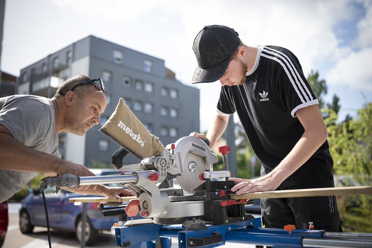 clairsienne's tweet image. [#JeudiPhoto 📷 | #Chantier #participatif]
🛠️ #Construction et installation d’un tableau d’affichage en #bois en forme de maisonnette à l’entrée du #jardin part&apos;âgé de 450 m² par 3 #adolescents du quartier Beauval à @VilledeBassens accompagnés par les @CompBatFr et le @pradoasso