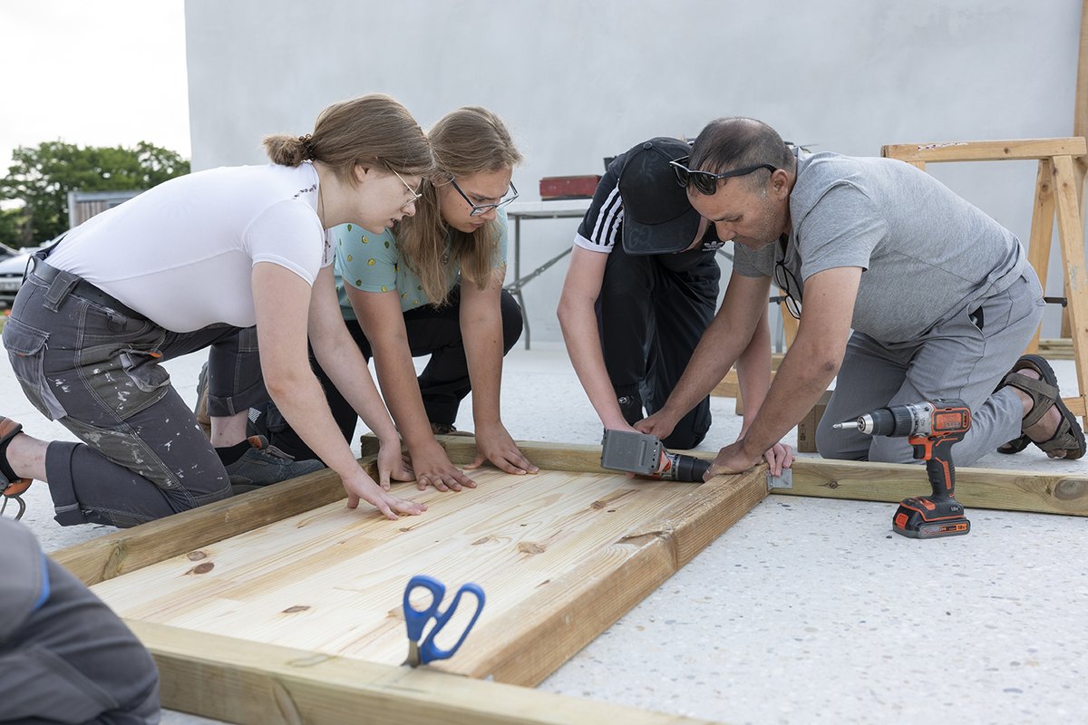 clairsienne's tweet image. [#JeudiPhoto 📷 | #Chantier #participatif]
🛠️ #Construction et installation d’un tableau d’affichage en #bois en forme de maisonnette à l’entrée du #jardin part&apos;âgé de 450 m² par 3 #adolescents du quartier Beauval à @VilledeBassens accompagnés par les @CompBatFr et le @pradoasso