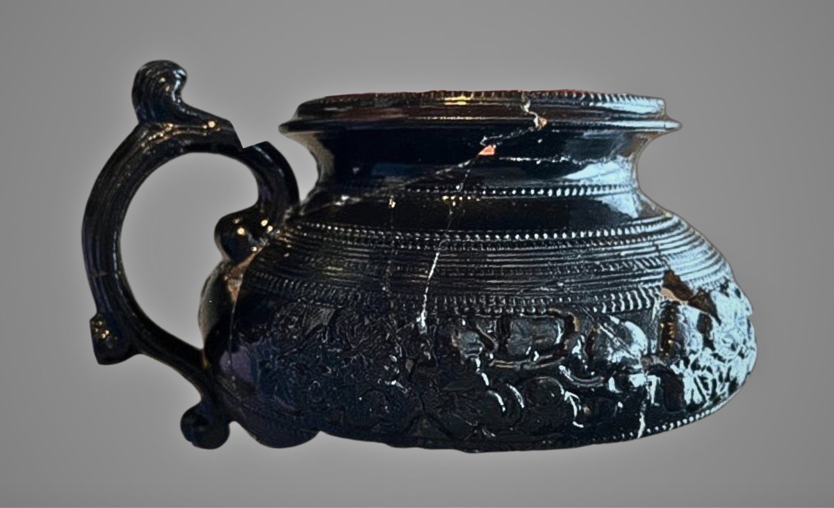 #FoundInTheGround: 19th-century Jackfield ware teapot found at Imber! A piece that may have been gifted for a special occasion. 

Excavated by Jackie Crutchfield, identified by Loraine Mepham and pieced together by Janine Rocha.
 
ow.ly/i5GM50PL7eN