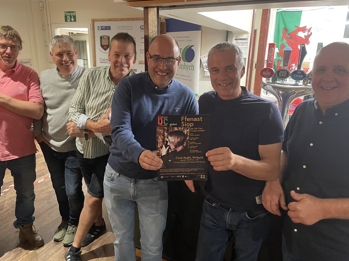 Diolch o 🧡 i bawb a ddaeth i Glwb Rygbi Dinbych neithiwr. ‘Full house’ a phawb ar eu traed i gymeradwyo perfformiad anhygoel <a href="/CarysGwil/">Carys Gwilym</a> <a href="/YnyrIola/">Iola Ynyr</a> 👏 a chriw arbennig @theatrbaracaws.

#FfenastSiop a #Menopos …. ddim jyst i’r lêdis! 

Gweddill y daith 👇
theatrbaracaws.com/portfolio/ffen…