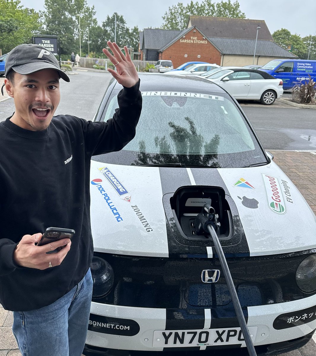 That feeling when you realise you're one day closer to the weekend 🤩 Where are you going in your EV this weekend?! 🚗🔋 #evcharging #evchargingapp #bonnet #joinbonnet #electriccar