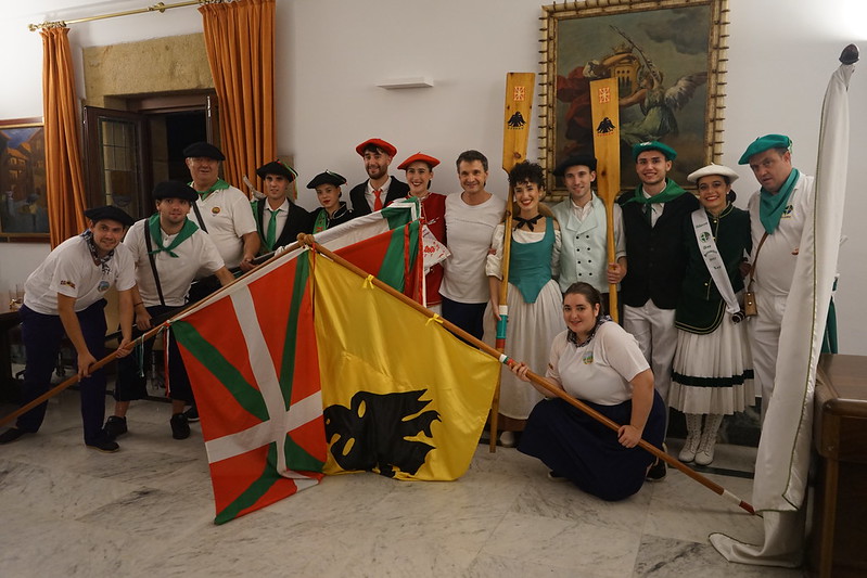 lezohitza's tweet photo. Atzo gaueko elkarteen danborradak, handiak eta bereziak. Hemen, bideoak eta irudiak.
Sartu hona: https://t.co/8aqKzmsyja

#Lezo https://t.co/jlHYjRdzo3