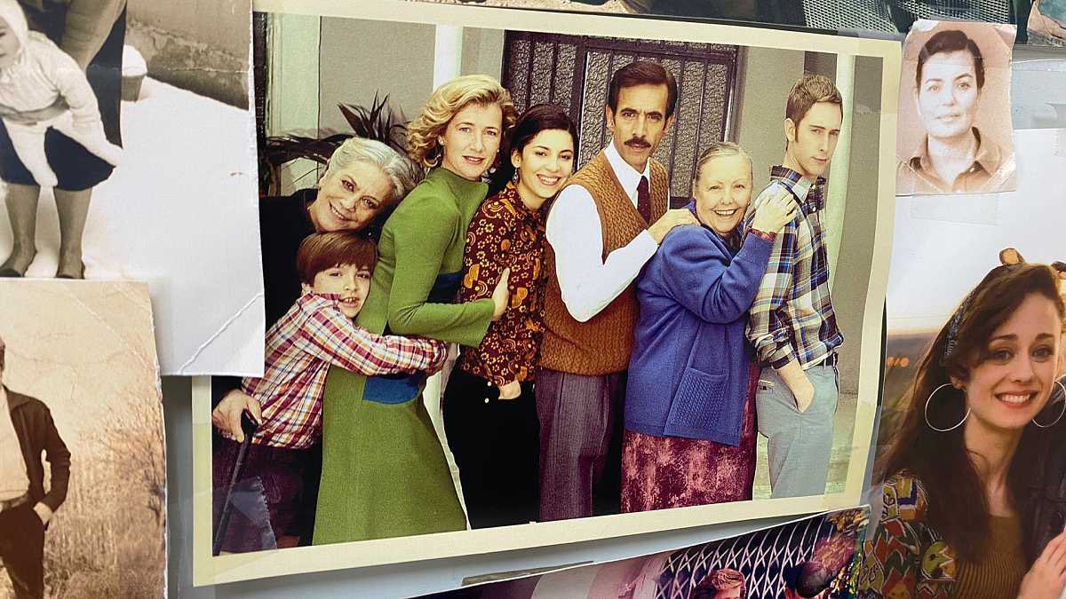 cuentametve's tweet photo. 22 años, 22 capítulos. Estos son los imprescindibles de nuestra historia: vacaciones, peleas, bodas, golpes de estado y muertes. ¿Con qué capítulo de estas 22 temporadas os quedáis? ❤️

Puedes verlos aquí 👉🏻 https://t.co/zQQCvkDzhb

Por @CrisBarco9 https://t.co/W3FCqUw2kL