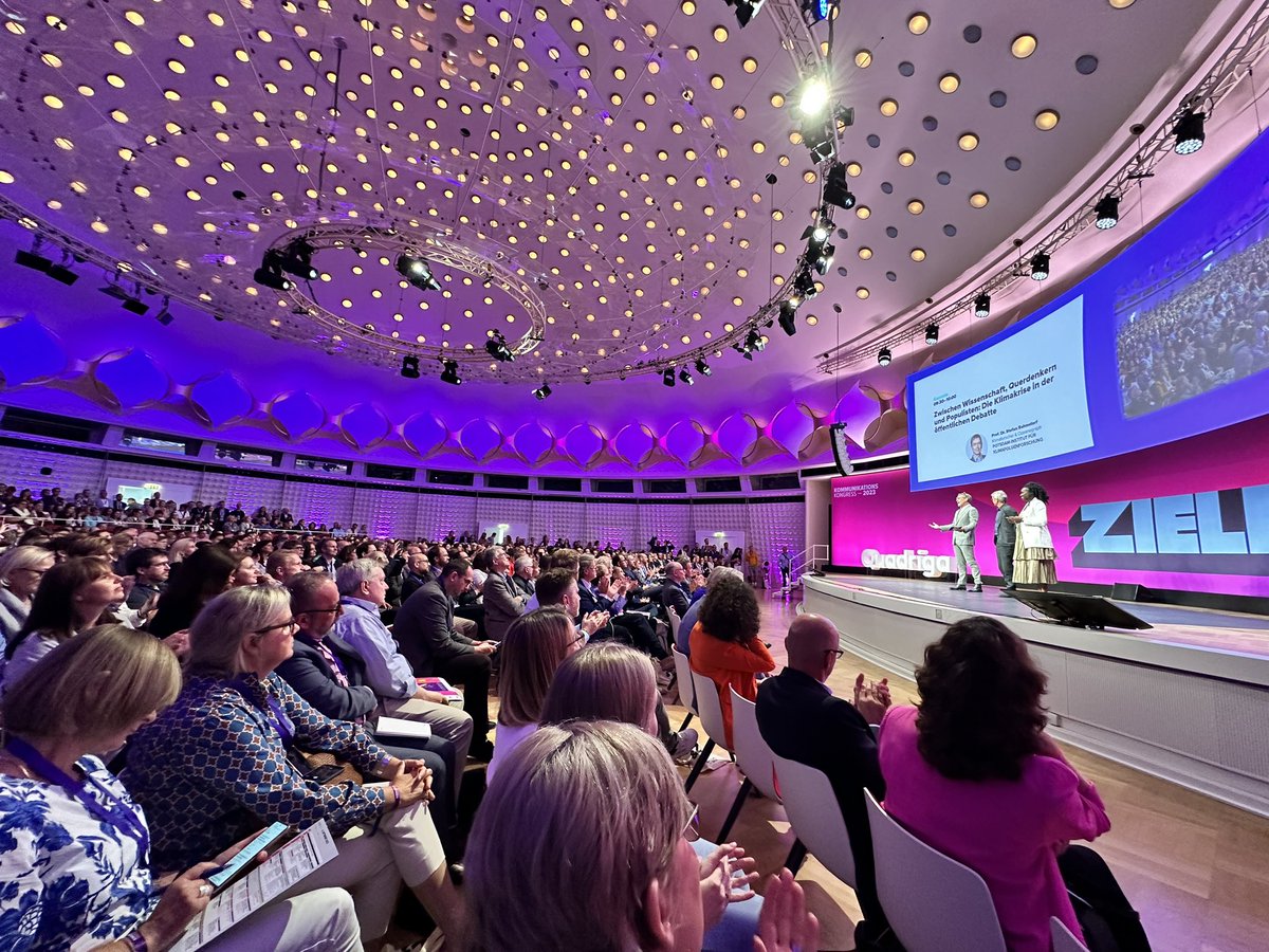 Der #kkongress23 startet mit der wichtigsten Botschaft: Der menschengemachte Klimawandel ist echt &amp; bedroht unsere Zivilisation. “Da muss sich jeder ehrlich machen und sich fragen, ob er seinen Kindern noch in die Augen schauen kann.” Stark. 

Danke, <a href="/rahmstorf/">Prof. Stefan Rahmstorf 🌏 🦣</a>