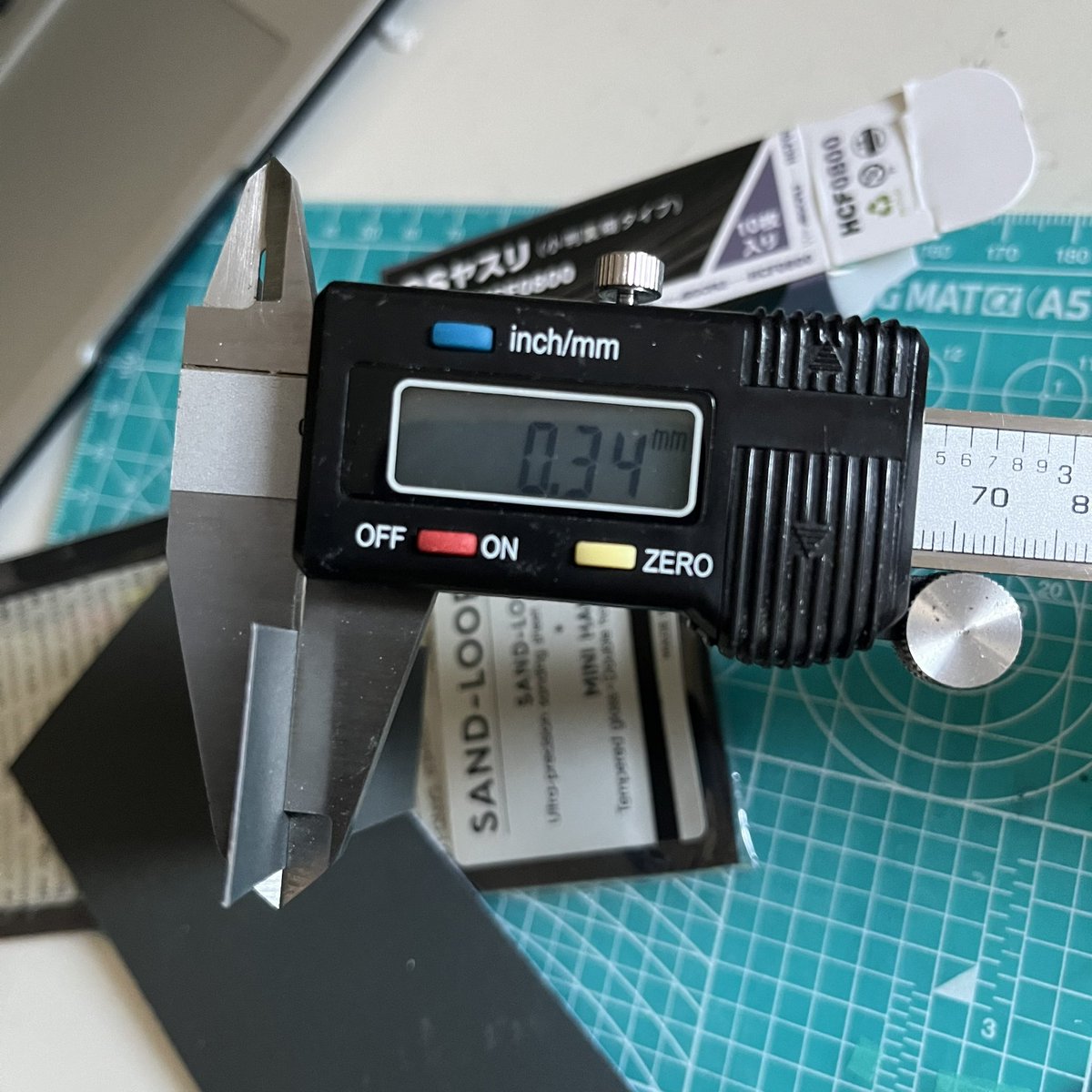 penny_1x's tweet image. #sandloop  
こちらも糊付きの紙ヤスリ（樹脂フィルム？）でして、強靭かつかなりの耐久性でお気に入りなんですが、600番までしかない。
とは言えコレで事足りていたのですが、先日kaineさんがお勧めされてた #csヤスリ の800番を試しに入手。
はよ使いたい…
ちなみ薄い方がcsヤスリ。