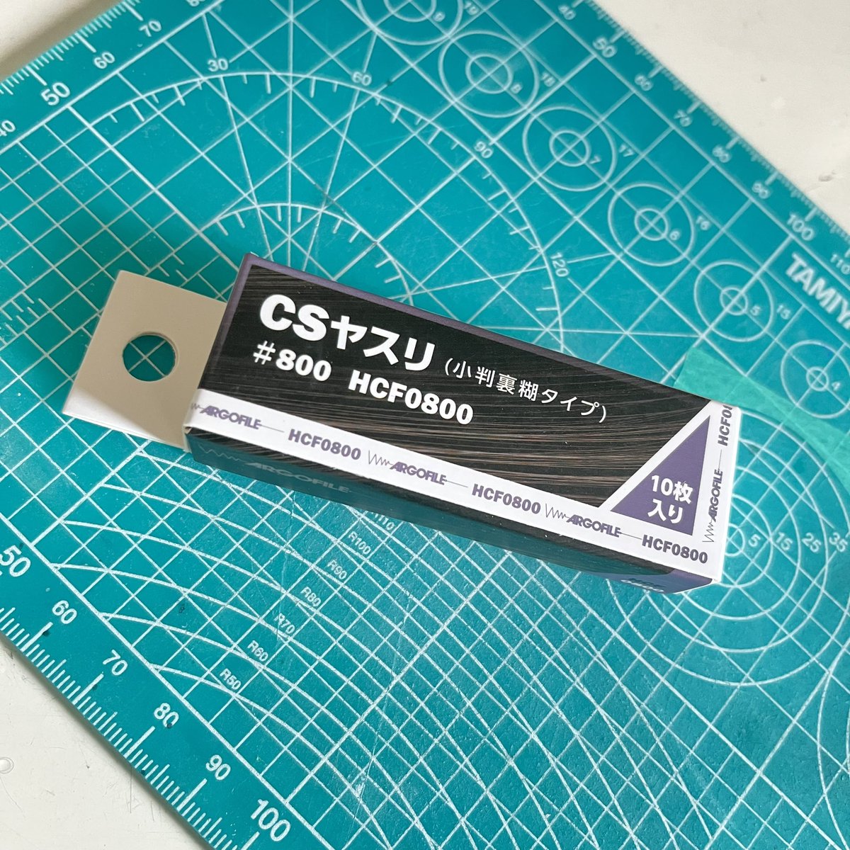 penny_1x's tweet image. #sandloop  
こちらも糊付きの紙ヤスリ（樹脂フィルム？）でして、強靭かつかなりの耐久性でお気に入りなんですが、600番までしかない。
とは言えコレで事足りていたのですが、先日kaineさんがお勧めされてた #csヤスリ の800番を試しに入手。
はよ使いたい…
ちなみ薄い方がcsヤスリ。