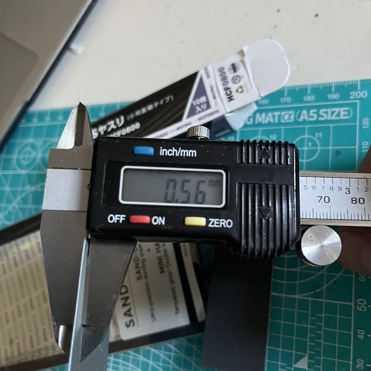 penny_1x's tweet image. #sandloop  
こちらも糊付きの紙ヤスリ（樹脂フィルム？）でして、強靭かつかなりの耐久性でお気に入りなんですが、600番までしかない。
とは言えコレで事足りていたのですが、先日kaineさんがお勧めされてた #csヤスリ の800番を試しに入手。
はよ使いたい…
ちなみ薄い方がcsヤスリ。