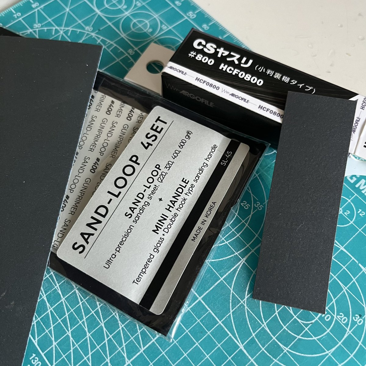 penny_1x's tweet image. #sandloop  
こちらも糊付きの紙ヤスリ（樹脂フィルム？）でして、強靭かつかなりの耐久性でお気に入りなんですが、600番までしかない。
とは言えコレで事足りていたのですが、先日kaineさんがお勧めされてた #csヤスリ の800番を試しに入手。
はよ使いたい…
ちなみ薄い方がcsヤスリ。