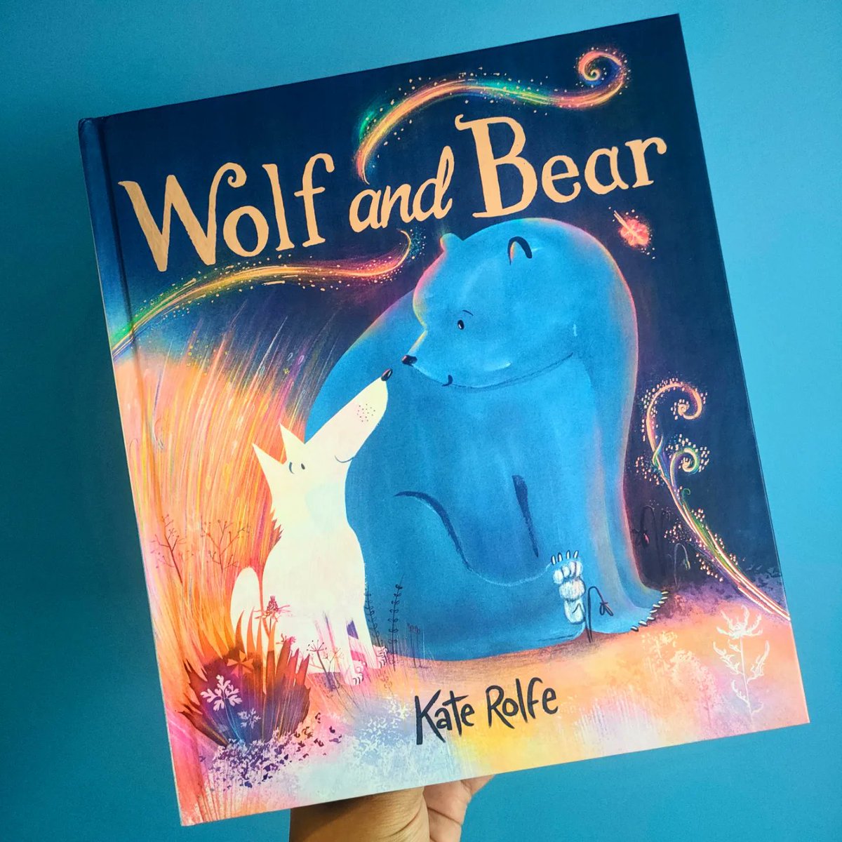 It's a bear-y exciting day at Two Hoots because Wolf and Bear by <a href="/KateRolfeArt/">Kate Rolfe</a> is out NOW! 🐾✨

A beautiful and delicately written picture book debut about a playful wolf and her best friend Bear, who sometimes feels sad and wants to be alone . . . 

panmacmillan.com/authors/kate-r…