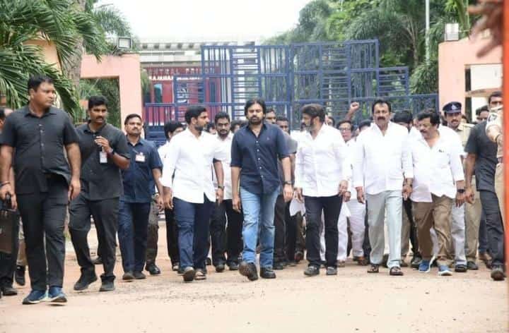 SivaKota_talks's tweet photo. జనసేన, టిడిపి వచ్చే ఎన్నికల్లో కలిసి పోటీ చేయబోతున్నాయి.
శుభం భూయాత్...🙏 https://t.co/GkV2cwxrGG