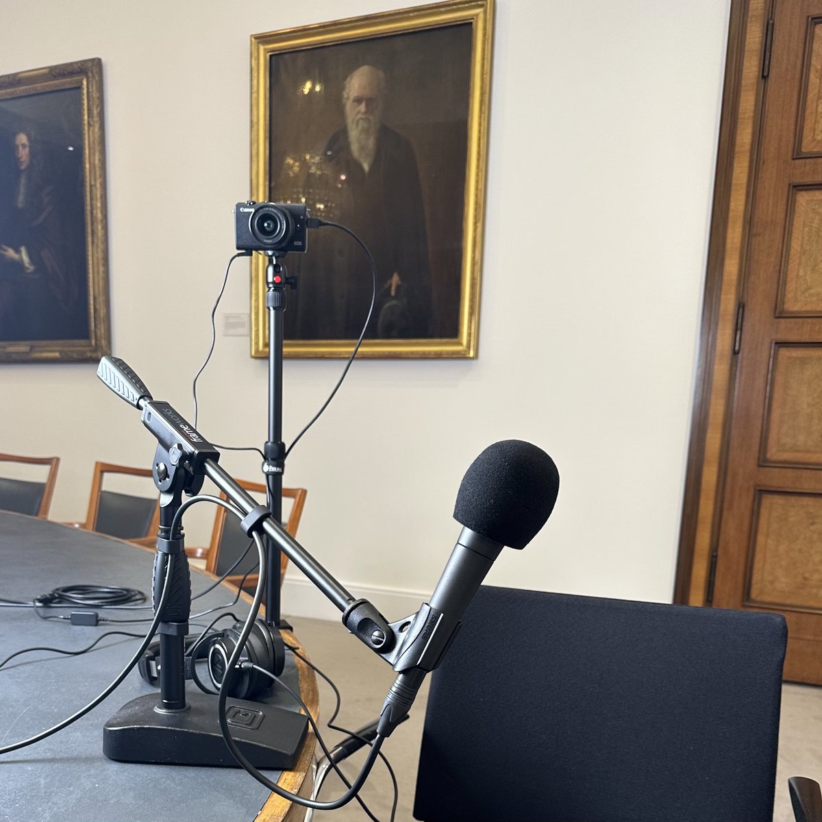LukeRobertMason's tweet image. 🧠 Recording another set of @FUTURESPodcast Episodes today under the watchful gaze of Charles Darwin at @royalsociety #RSNISummit #NeuralInterfaces