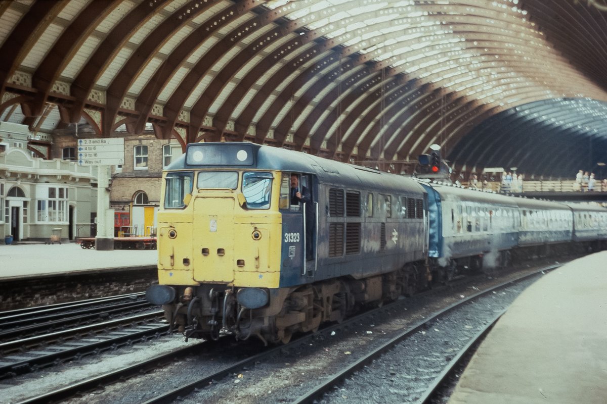 Morning all, time for #ThirtyOnesOnThursday! Here's 31323 at York on Saturday 22/8/1981, with a Hull - Edinburgh train. Not sure whether this was timetabled or an Adex - anyone? Either way, the excellent railgenarchive.co.uk says it failed later & had to be assisted by 26002.