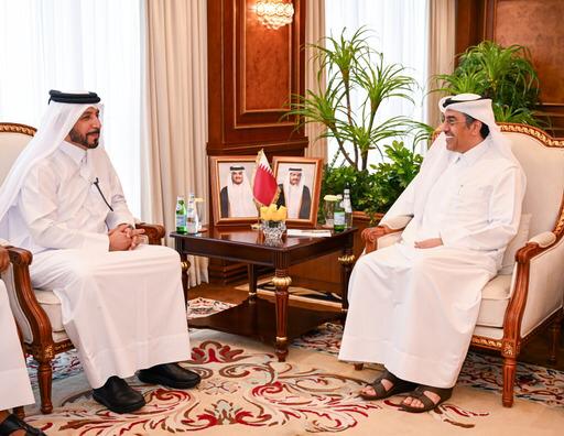 cmc_qatar's tweet photo. في إطار مد جسور التعاون وتوطيد علاقة المجلس البلدي المركزي مع وزارة العمل التقى سعادة السيد/ محمد بن علي العذبة رئيس المجلس البلدي المركزي والسيد/ مبارك بن فريش السالم نائب رئيس المجلس سعادة الدكتور علي بن صميخ المري وزير العمل https://t.co/wPKQuHKGox