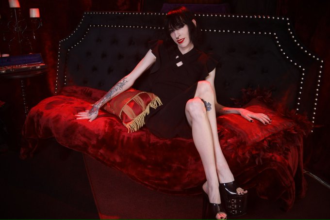 Late at night and im staring daggers at you! Goth slut vibes 🖤🔪🔪🔪🖤  📸: @JacobStyle_xxx https://t.co/