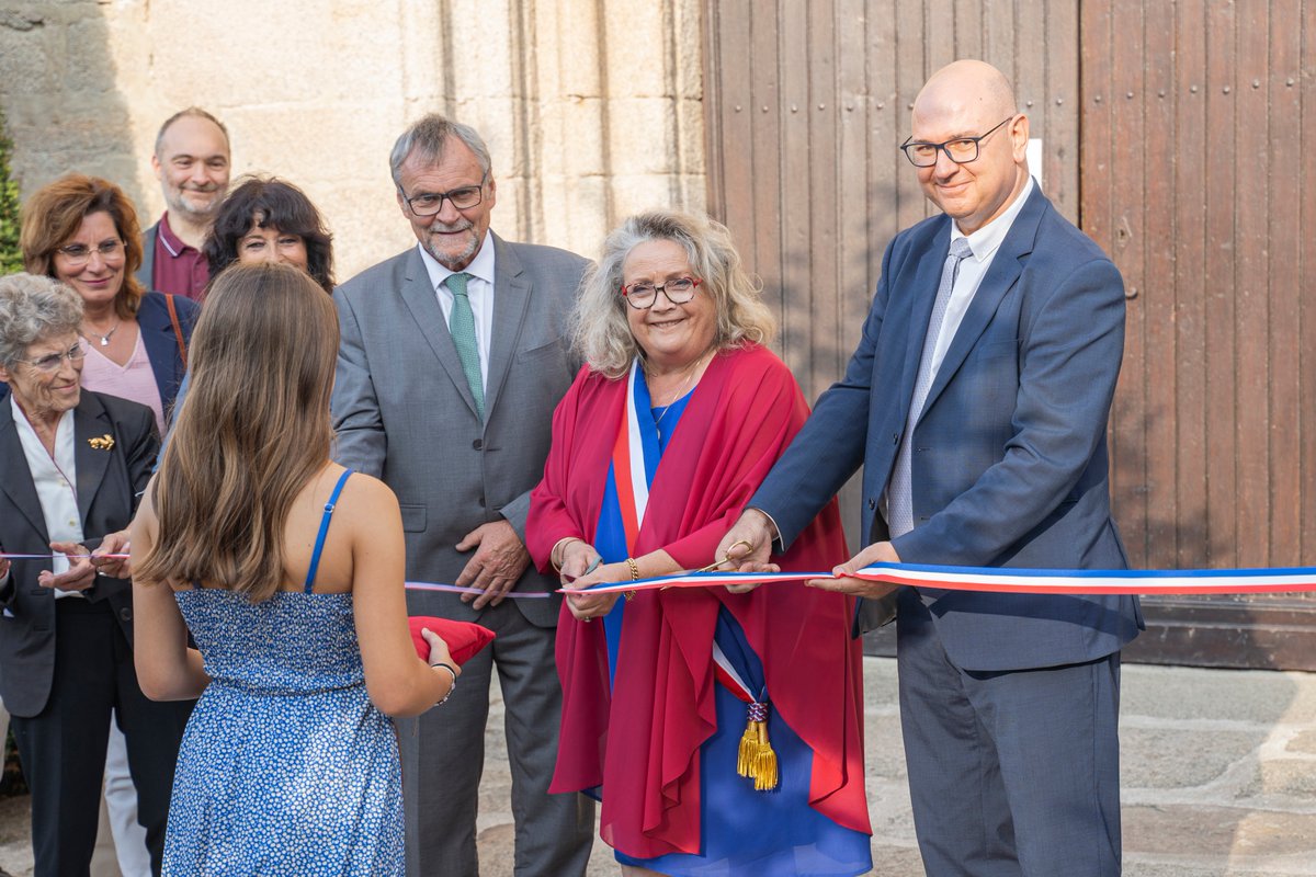 Prefet87's tweet photo. #Patrimoine | Inauguration des travaux de l'église de #Mortemart, en présence du préfet François Pesneau, de Jean-Claude Leblois, président du @hautevienne_dep, de Marie-Catherine Barret-Bonnin, maire de la commune, des élus et des habitants, mercredi 13 septembre 2023. (1/4) https://t.co/Z1yMWifY0s