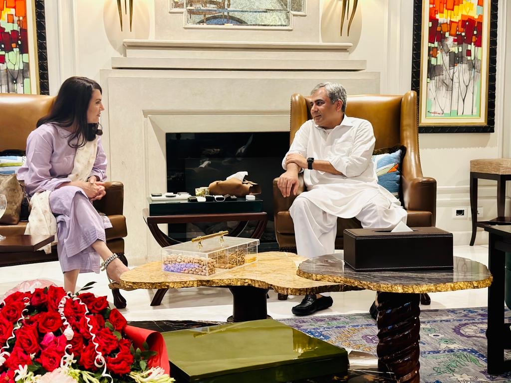 There are few high achievers in Pakistan with such immaculate manners & efficiency levels as the new CM Punjab ⁦@MohsinnaqviC42⁩ 
I explained to him how the state must become a party & appoint a state prosecutor in the Rizwana case. 
#JusticeForRizwana