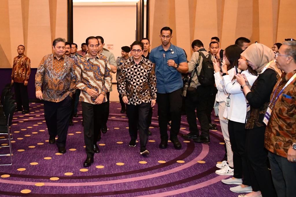 jokowi's tweet photo. Delapan tahun sudah berbagai pembangunan Proyek Strategis Nasional dikerjakan di seluruh Indonesia. Dalam sewindu ini, kita telah menyelesaikan pembangunan 161 PSN yang menyerap tenaga kerja hingga 11 juta orang.

Kehadiran infrastruktur PSN juga telah membantu mendongkrak daya saing Indonesia di level internasional. Daya saing Indonesia dalam IMD World Competitiveness Index meningkat dari peringkat 44 ke peringkat 34 pada tahun 2022. Kenaikan 10 peringkat itu kenaikan tertinggi di dunia dan salah satunya karena sektor infrastruktur yang banyak kita selesaikan.

Semalam, pada peringatan Sewindu PSN di Jakarta, saya mendorong agar PSN lain yang belum selesai bisa segera dirampungkan paling lambat pada semester I tahun 2024. Jangan sampai ada yang mangkrak.

Saya juga mengingatkan agar jajaran pemerintah bisa mencari solusi-solusi inovatif dalam menyelesaikan persoalan di lapangan terkait pembangunan PSN. Jangan menggunakan pendekatan represif kepada masyarakat karena sejatinya PSN bertujuan untuk memberikan manfaat bagi masyarakat.