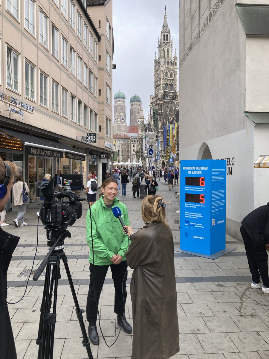 Stefan Krug (@kruggreenpeace) on Twitter photo Ab heute zeigt unser Windradzähler am Marienplatz in #München wo Bayern bei #Windkraft steht: leider noch ganz hinten. 2023 gingen erst 6 Windräder ans Netz, nur 5 weitere wurden genehmigt. Nötig für Bayerns Klimaziel wären jährlich 104. <a href="/Markus_Soeder/">Markus Söder</a> so wird das nichts! Ab heute zeigt unser Windradzähler am Marienplatz in #München wo Bayern bei #Windkraft steht: leider noch ganz hinten. 2023 gingen erst 6 Windräder ans Netz, nur 5 weitere wurden genehmigt. Nötig für Bayerns Klimaziel wären jährlich 104. <a href="/Markus_Soeder/">Markus Söder</a> so wird das nichts!