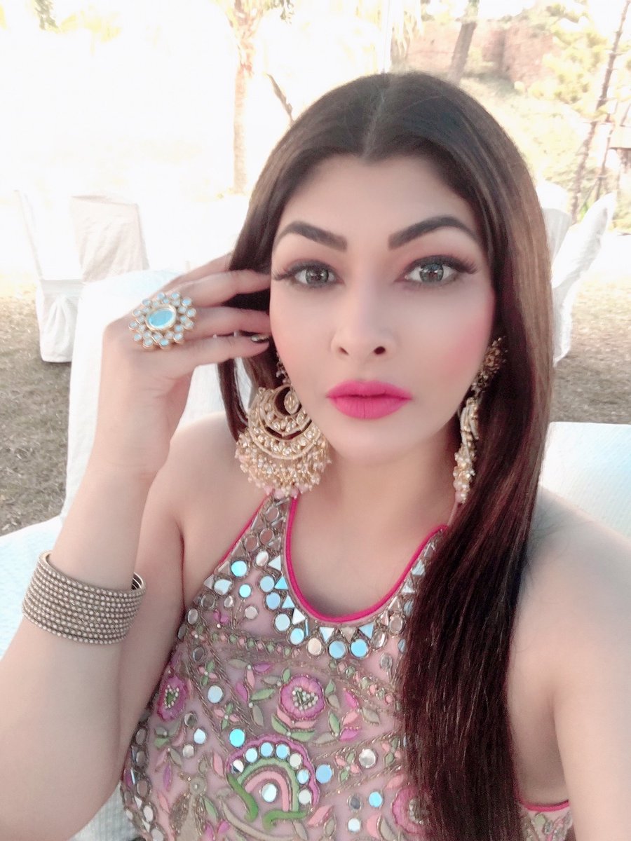 ushmatyagi's tweet image. Ye teri chand baaliyan, hain honthon pe ye gaaliyan….ooppss laaliyan 🥰
Dressed for social event 🩷

#dressedup #indianweddings #mirrorwork #ushmatyagi #social #work #anchor #fashionista #trends #follow #chandbaliyan #songs #love #life #peace #happysoul #thetipsywanderer