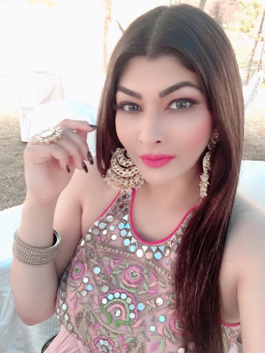 ushmatyagi's tweet image. Ye teri chand baaliyan, hain honthon pe ye gaaliyan….ooppss laaliyan 🥰
Dressed for social event 🩷

#dressedup #indianweddings #mirrorwork #ushmatyagi #social #work #anchor #fashionista #trends #follow #chandbaliyan #songs #love #life #peace #happysoul #thetipsywanderer