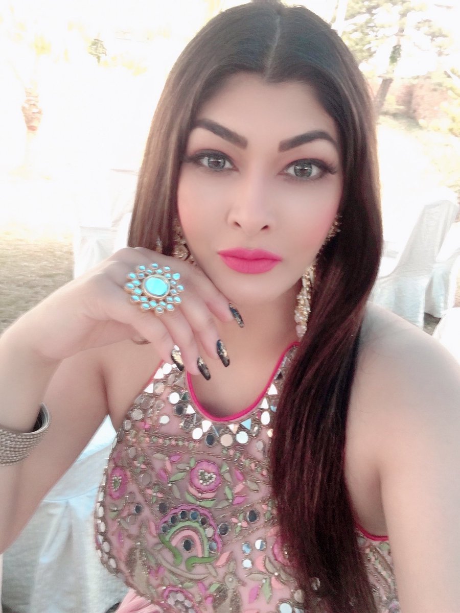 ushmatyagi's tweet image. Ye teri chand baaliyan, hain honthon pe ye gaaliyan….ooppss laaliyan 🥰
Dressed for social event 🩷

#dressedup #indianweddings #mirrorwork #ushmatyagi #social #work #anchor #fashionista #trends #follow #chandbaliyan #songs #love #life #peace #happysoul #thetipsywanderer