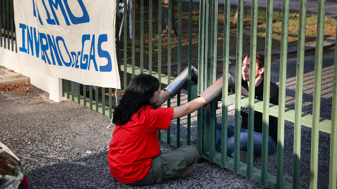 Ativistas climáticos bloqueiam entrada do Conselho de Ministros eco.sapo.pt/2023/09/14/ati…