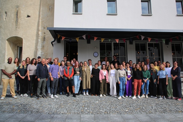 Mit grossem Erfolg startete gestern der neue Joint Master der @FH_Graubuenden & des @dcm_unifr beim Kickoff in Chur. 38 neue Studierende erarbeiten bereits erste Konzepte zum Thema 'Bewältigung von Konflikten in Online-Umgebungen'. (1/2) #master #studium unifr.ch/dcm/de/studies…