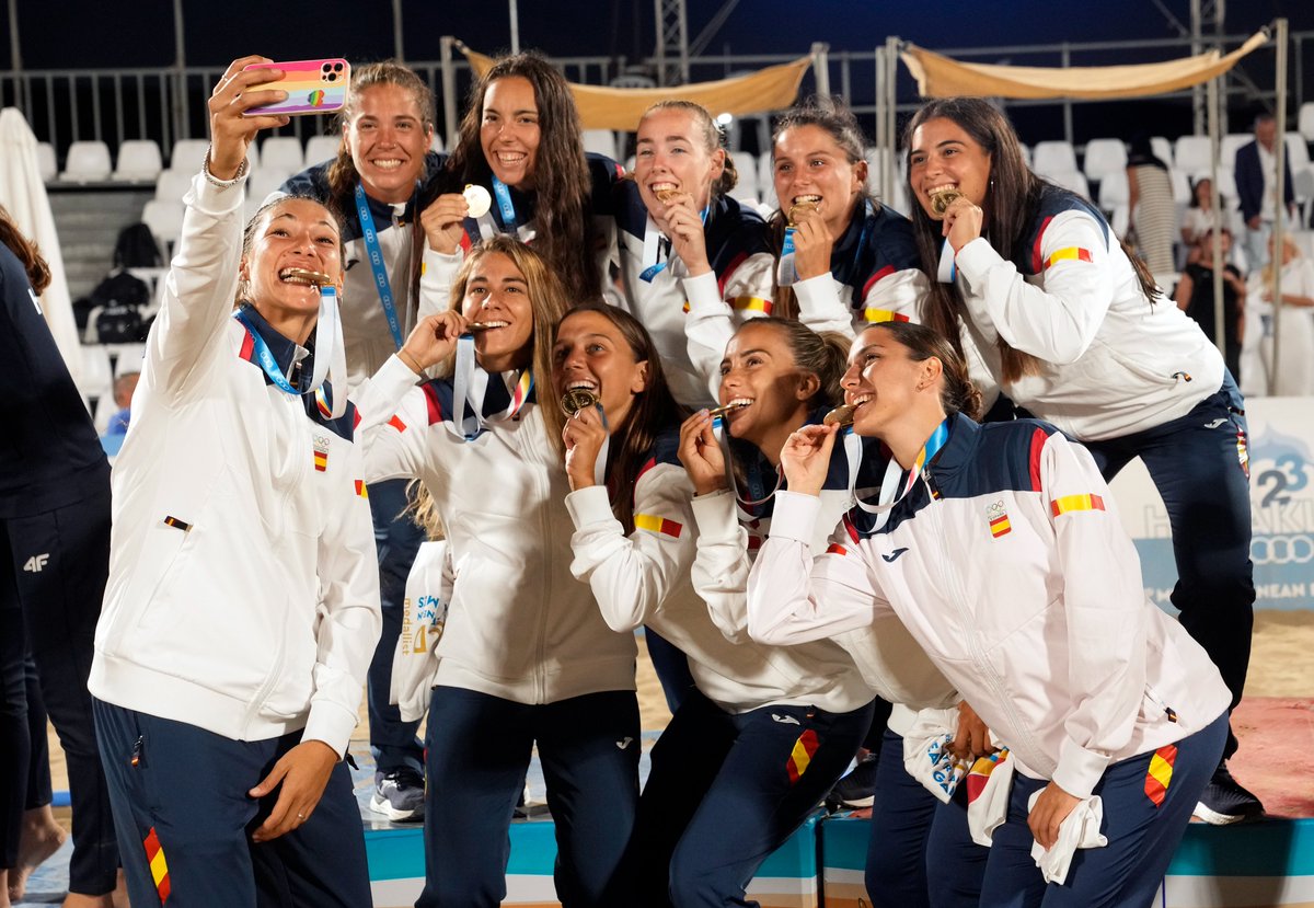 🇪🇸 Las #GuerrerasArena son... ¡𝙃𝙄𝙎𝙏𝙊𝙍𝙄𝘼! 🥇 Mediterranean Games 🥈 European Games 🥉 Campeonato de Europa 😍 ¡QUÉ VERANO! ¡ENHORABUENA, CAMPEONAS! 📸 @COE_es #BalonmanoPlaya #BeachHandball