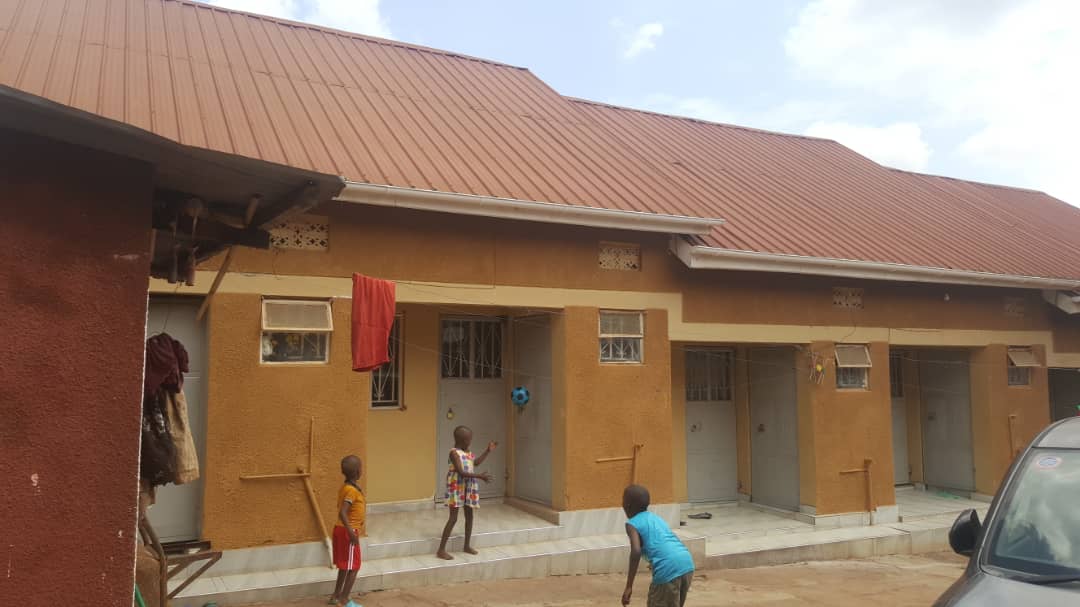 shukranproperty's tweet image. Money needed Urgently..
#8Double rooms for sell in Kiwatule making #4millions ugx per month. Asking price #370m_ugx negotiable ready private mailo land and approved building plan..Call 0706592177