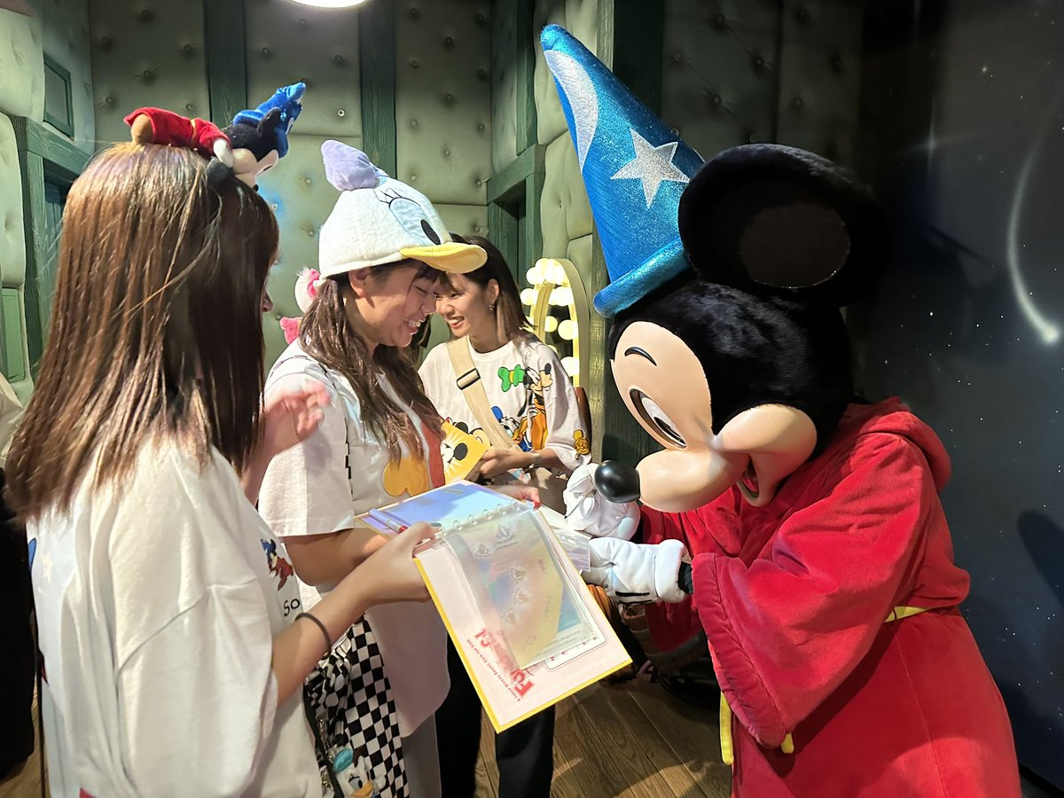chiiiisa143's tweet photo. いっぱいサイン貰って

幸せと喜びに溢れてる私のサイン帳は一生宝物にさせて頂こうと思う。

推しにもらったファンキャップへのサインは部屋に置いてるねんけど、

それ見るだけで毎日頑張れるから一生推す。

これまたありがとうな。Disney🤟🏻🤟🏻 https://t.co/m4dWDfngko