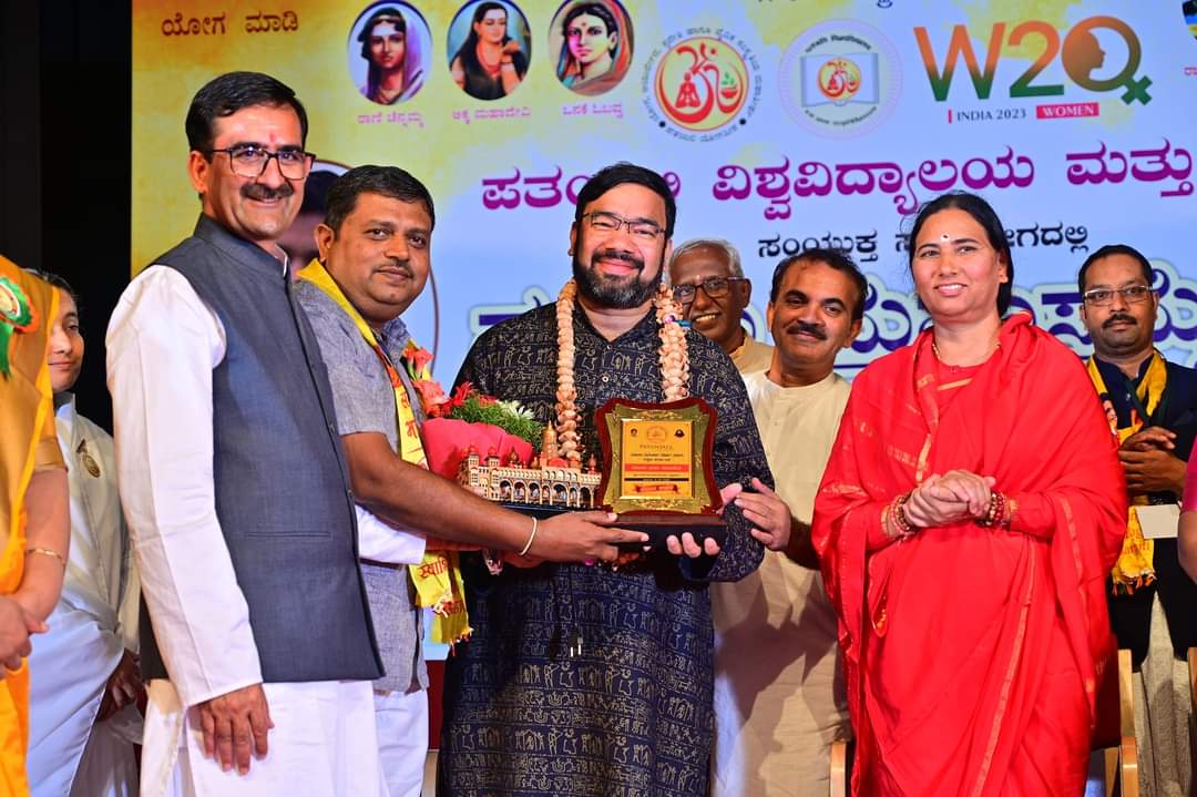 Bhawarlal Arya (@bst_arya) on Twitter photo पतंजलि रिसर्च फाउंडेशन हरिद्वार के वरिष्ठ वैज्ञानिक, डॉक्टर अनुराग वार्ष्णेय जी जिनको हम लोग नए - नए अनुसंधानों के साथ, आस्था टीवी में परम पूज्य स्वामीजी महाराज के साथ देखते है, महिला सम्मेलन मैसूर में आत्मीय सम्मान
<a href="/rakesh_bstpyp/">भारत</a> <a href="/Akash_bst/">आकाश</a> <a href="/Anand_arya246/">Anand Arya patanjali</a> <a href="/Sadhvi_Devpriya/">Dr. Sadhvi Devpriya</a> पतंजलि रिसर्च फाउंडेशन हरिद्वार के वरिष्ठ वैज्ञानिक, डॉक्टर अनुराग वार्ष्णेय जी जिनको हम लोग नए - नए अनुसंधानों के साथ, आस्था टीवी में परम पूज्य स्वामीजी महाराज के साथ देखते है, महिला सम्मेलन मैसूर में आत्मीय सम्मान
<a href="/rakesh_bstpyp/">भारत</a> <a href="/Akash_bst/">आकाश</a> <a href="/Anand_arya246/">Anand Arya patanjali</a> <a href="/Sadhvi_Devpriya/">Dr. Sadhvi Devpriya</a>