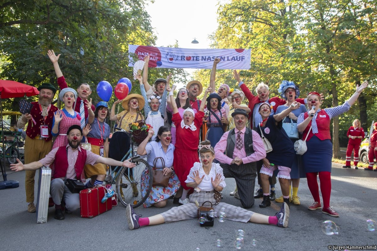 rednoses_int's tweet photo. 🔴On Sunday the RED NOSES Run took place, hosted by @NasenRote. With loud laughter & cheering and a lot of energy, thousands of participants, together with clowns & visitors, created a great atmosphere supporting our cause.
#REDNOSES #InLaughterThereIsHope
Photos: @NasenRote https://t.co/0Rfg5gFVoi