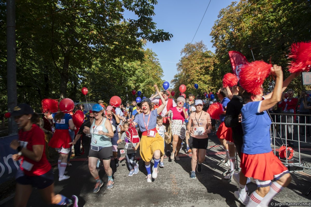 rednoses_int's tweet photo. 🔴On Sunday the RED NOSES Run took place, hosted by @NasenRote. With loud laughter & cheering and a lot of energy, thousands of participants, together with clowns & visitors, created a great atmosphere supporting our cause.
#REDNOSES #InLaughterThereIsHope
Photos: @NasenRote https://t.co/0Rfg5gFVoi