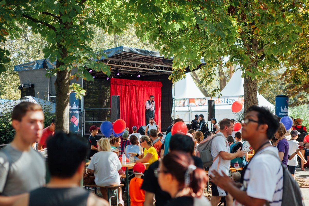 rednoses_int's tweet photo. 🔴On Sunday the RED NOSES Run took place, hosted by @NasenRote. With loud laughter & cheering and a lot of energy, thousands of participants, together with clowns & visitors, created a great atmosphere supporting our cause.
#REDNOSES #InLaughterThereIsHope
Photos: @NasenRote https://t.co/0Rfg5gFVoi