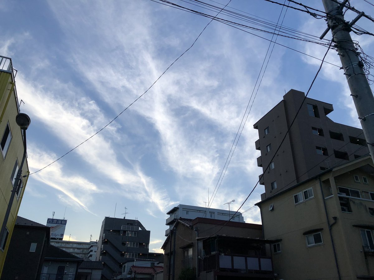 tatsu6's tweet photo. 東京からみて西北西方向から放射状に雲が出ているように見えました。
科学的根拠はないのですが地震の雲といわれたりするみたいです。
長野・石川・富山・福井・岐阜方向。
＃地震雲 https://t.co/AfCMk0CvNi