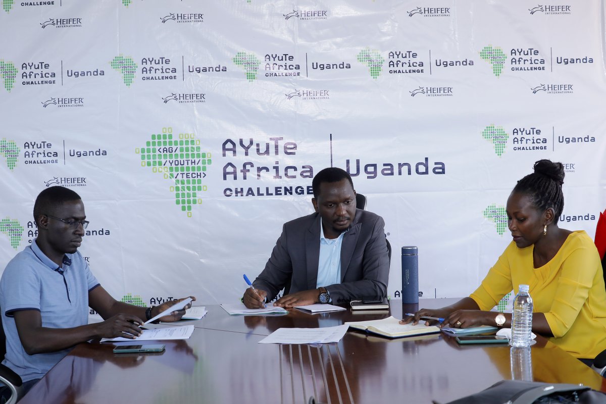 Heifer_Uganda's tweet photo. Things are getting intense! Our top 24 innovators rose to the challenge and pitched their agri-tech solutions to the judges.
Who will secure their spot in the top 10 and compete for a share of UGX 70,000,000? Stay tuned to find out!
#AYuTeChallengeUg https://t.co/GEeBxTDVHh