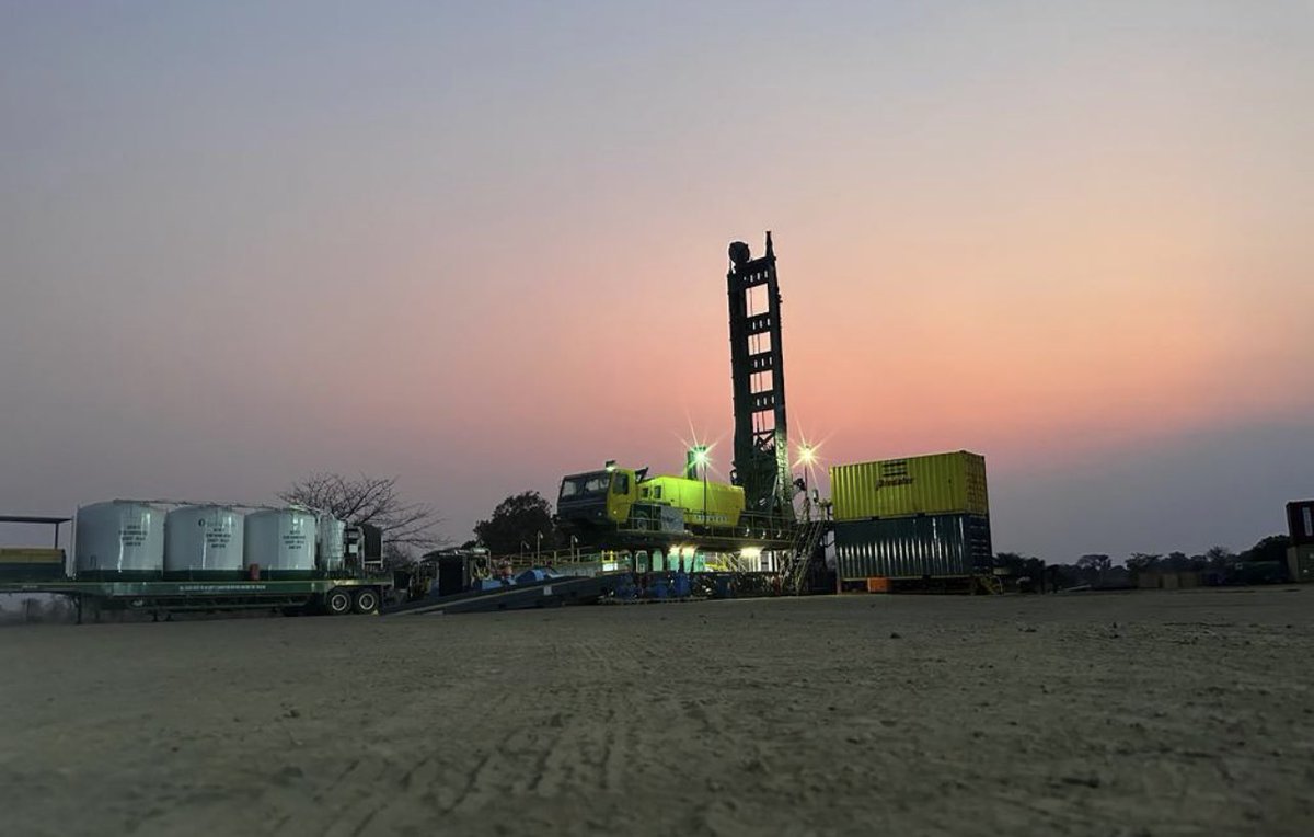 Heliumone1's tweet photo. It is a 24hr Operation with back to back crews covering day/night shifts.

The #HE1 Rukwa Project has been derisked by the 2021 drilling campaign, which identified helium shows across multiple prospective intervals proving and established working #helium system. https://t.co/ruI43sNQyU