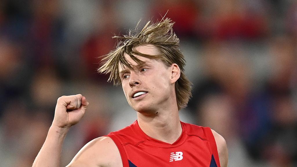 TEAM SELECTION 🔴🔵 In: A.Tomlinson, J.Jordon, C.Spargo Out: M.Hibberd (omitted), J.van Rooyen (suspension), A.Brayshaw (concussion), B.Laurie (sub) Thoughts Dees fans? PREVIEW POD 👇 Spotify: sptfy.com/OW76 Apple: lnkd.in/gpa4Ftsf #AFL #AFLFinals