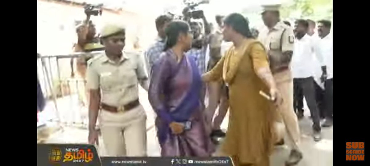 wolfprabha's tweet photo. பாக்குற இடத்துலைலாம் இப்படிதான் ஓட விடனும் இந்த பைத்தியத்தை... https://t.co/qQgpf9lL0Y