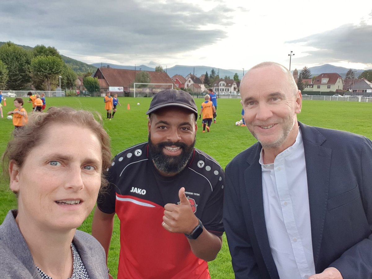 De nouveaux maillots, sacs et ⚽️assortis d'un atelier de sensibilisation aux bons usages du numérique pour les jeunes U11 du FC Rosheim 😎 grâce au soutien <a href="/OrangeGrandEst/">Orange Grand Est</a>

La saison est prometteuse pour la sportive ville de #Rosheim 🌞 #BasRhin
