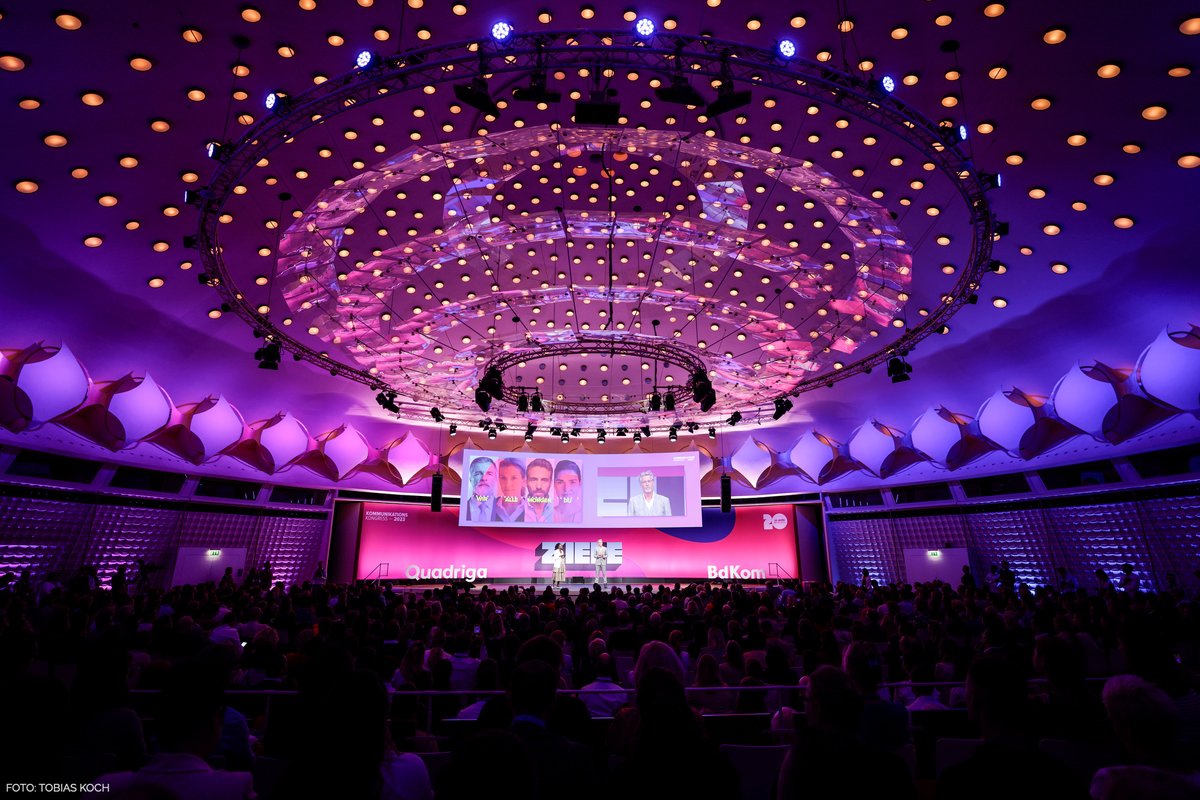 bdkom's tweet image. Es geht los🚀

BdKom-Präsidentin @rekreitz, Moderator @hajoschumacher und Moderatorin Alexandra Antwi-Boasiako haben den #KKongres23 offiziell eröffnet.

#KommunikationVerantworten