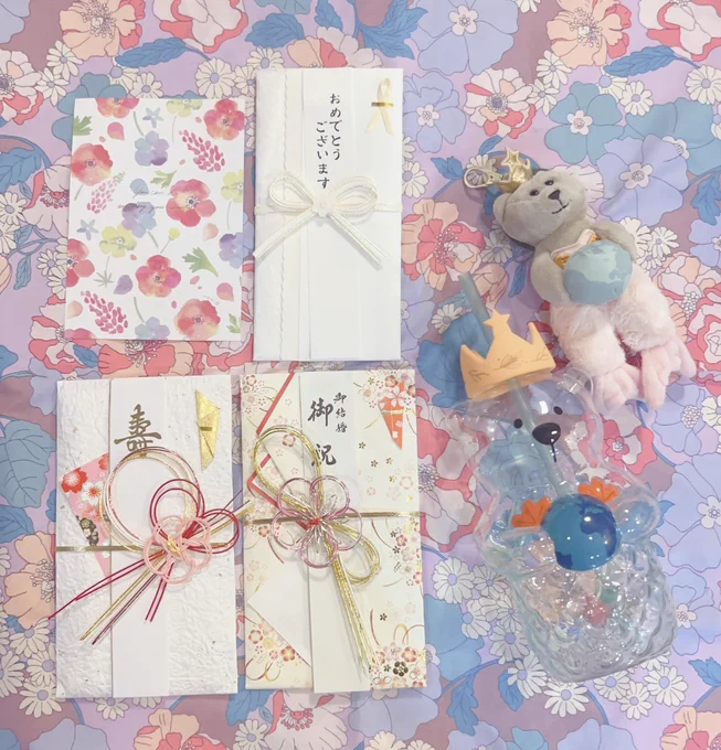 モーイくんからお手紙&amp;プレゼント転送していただきました🩷ありがとうございます😭✨お久しぶりでそれだけで嬉しいのにこんな大量に各漫画の感想いただけるとは…!クマーメイドかわいい…🐻J庭でぜひお話ししましょうね☺️お会いできるの楽しみにしてます! 