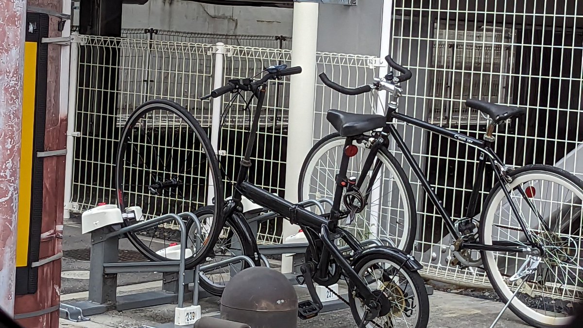 どういうこと?

車輪だけ駐輪。