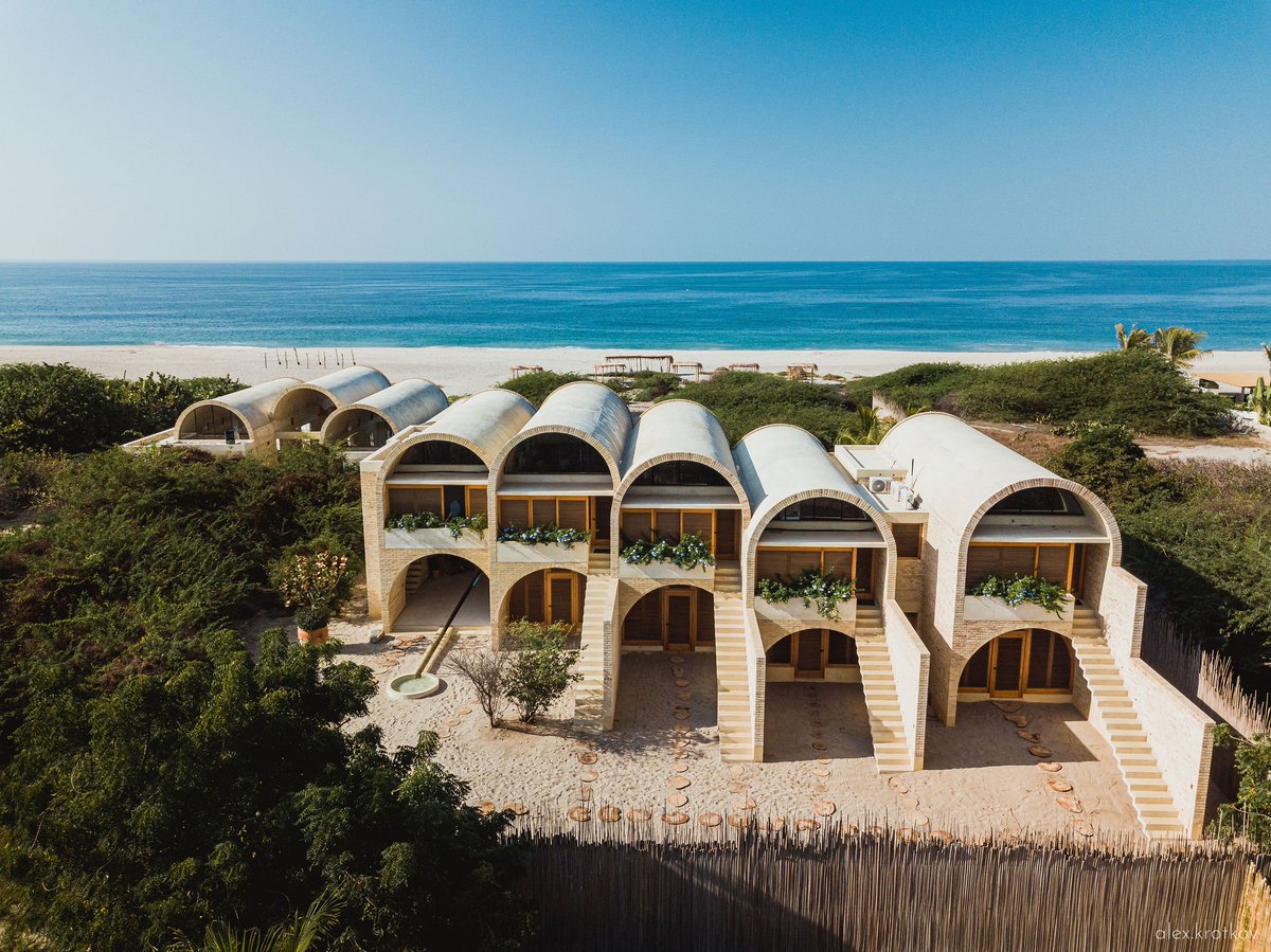 #JuevesDeArquitectura Casa Sforza, de Alberto Kalach, construida a través de la gastronomía del lugar y su responsabilidad ecológica y social.

Basada en las características del ambiente consta de 3 volúmenes compuestos por 10 bóvedas que miran al Océano Pacífico.