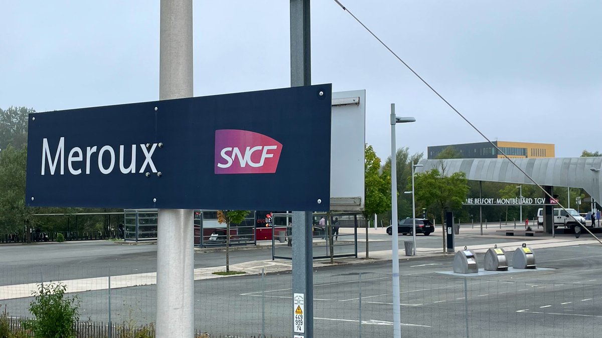 AndreasWiede's tweet photo. #SNCF 🇫🇷 train station names can be quite a thing. Take #Meroux and #Belfort_Montbéliard_TGV. Two different stations, right? Well, not quite. It’s the SAME station. For regional trains on tracks D and E, its Meroux. For high-speed #TGVs from tracks 3 and 4 it’s the other one.🤦🤷 https://t.co/faZBbsTmek